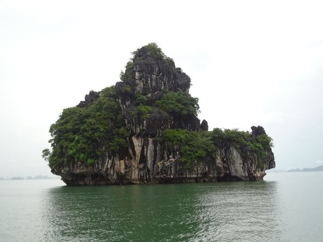この様な奇岩を見ながらハロン湾を後にしました。<br />午後4:30　クルーズ船乗り場に戻り、20:30ハノイに帰着しました。