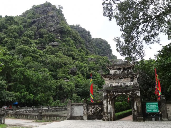 ホアルー＆タムコック日帰りツアーをホテルで予約しました。(35ドル)<br />豪州人2名、アメリカ人1名,昨日同行したマレーシア人がいました。残り17名がベトナム人でした。今日は片道3時間の旅程でしたが、高速道路の凹凸がひどく大変に疲れました。<br />石灰岩地帯なので、途中セメント工場が5ケ所ほどあり煤塵をモクモクと排出していました。<br />