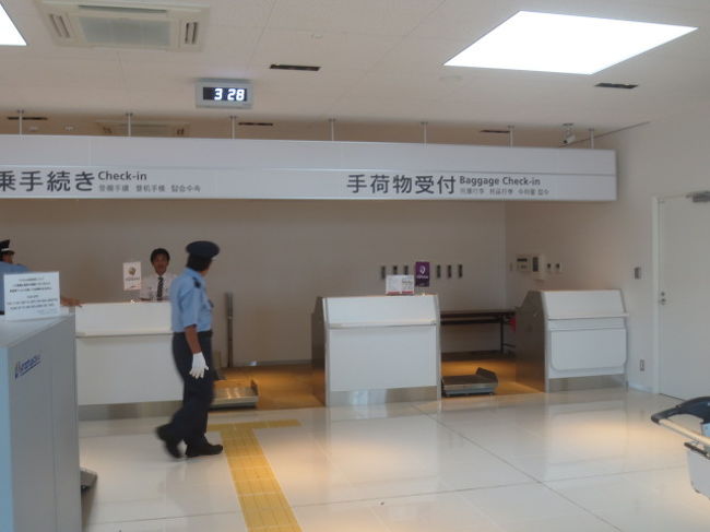 国際線ターミナルはあまりにもしょぼい。<br /><br />チェックインしたら、既に席は最後部に決められていた。<br /><br /><br /><br />