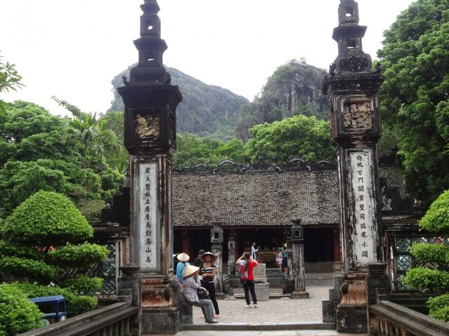 古都ホアルー：　Ｐ322<br />10世紀北部ベトナムを統一した皇帝の祠です。見物中スコールが来たら、地元民が合羽や傘を売りに来ました。