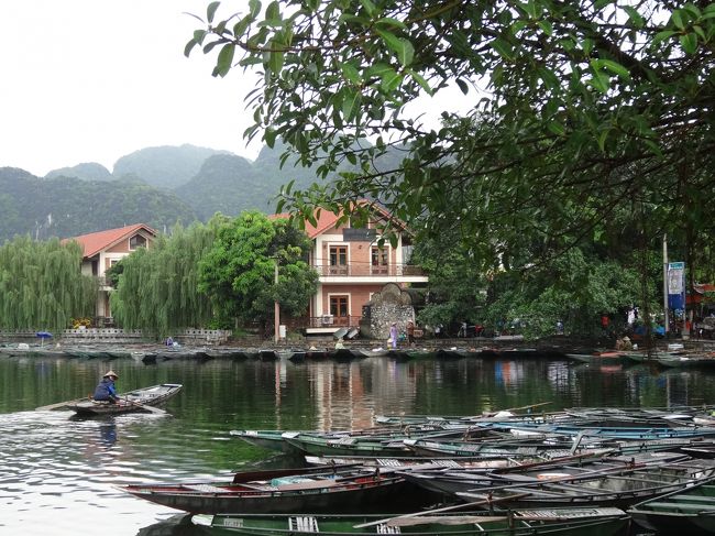 タムコック：　Ｐ323<br />ツアーの食事はバイキング形式でした。外国人グループ5人でテーブルを囲みました。アメリカ人が日本のオリンピック招致成功をオメデトウと言ってくれました。私はアメリカをはじめ支援して頂いた各国のおかげですとお礼を言いました。<br />ここがタムコック見物の船着き場です。