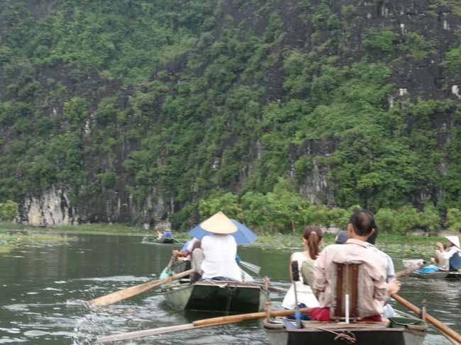 底の浅い川船に2名ずつ乗りました。ここは救命衣がありませんでした。喫水が浅いので、転覆しない様に静かに乗っていました。
