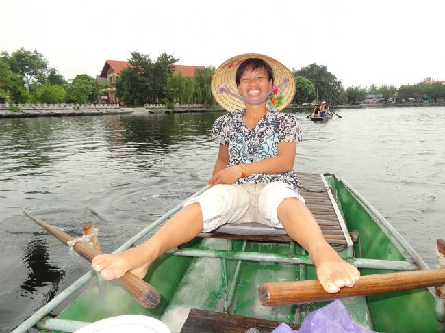 船頭は３５才の彼女で、両足でこのように漕いでいました。<br />往復12Ｋｍの船旅でした。