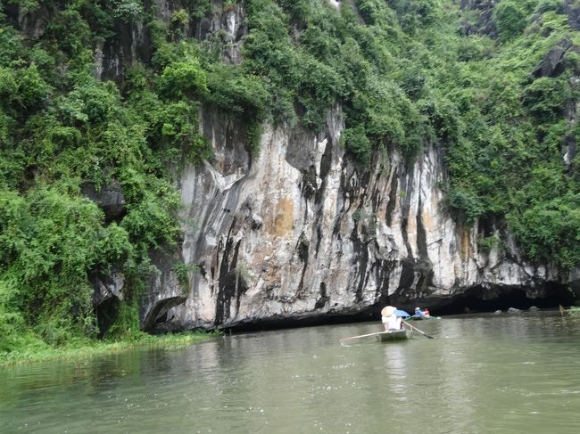 川が鍾乳洞の洞窟をくぐり抜けて流れていきます。