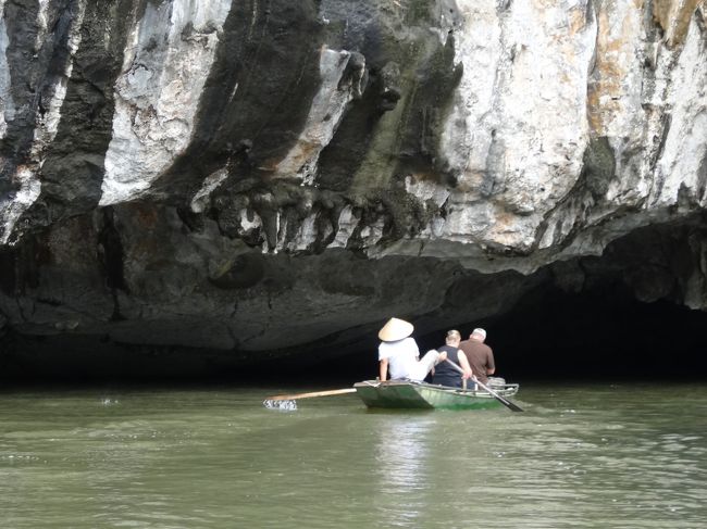 川が曲がっていて、向こう側が全く見えない洞窟がありました。