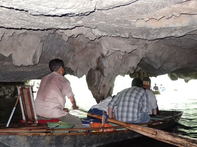 鍾乳石が垂れ下がり船に伏せないと頭を打ちます。