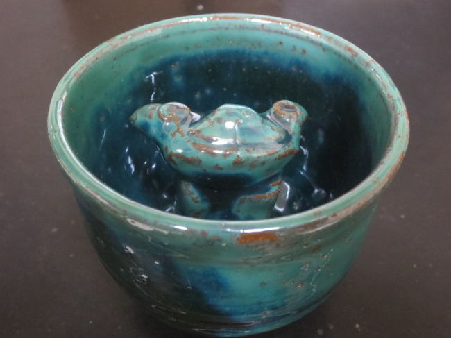 （4）教訓茶碗<br /><br />八分目以下で使用すると普通に使えるけど、それ以上入れると全部漏れてしまうという茶碗。230年ほど前から石垣島の宮良殿内に伝わっていた物が復元されている。欲張りすぎるとすべてを失うという戒めの茶碗。<br /><br />これは米子焼工房で作られていて、宿泊したペンションからそう遠くないところにある、