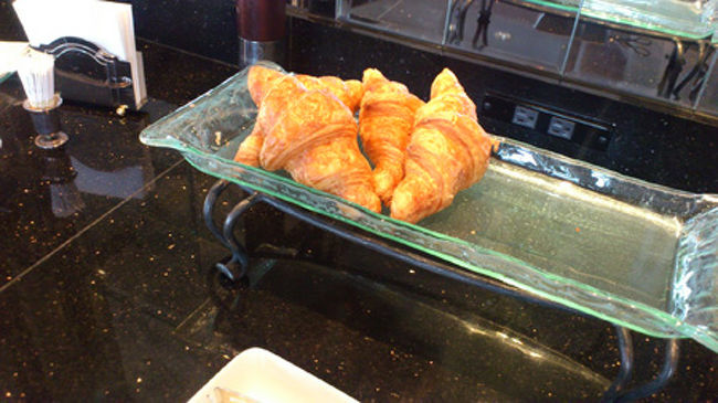 さて、ラウンジは…縦に長いつくりになっています。2割ほどのお客様。そしてその人数に対しては十分なスタッフの方たち。<br />すぐに席へ案内して頂き、最初の一杯の準備をお願いします。<br /><br />その間にラウンジの撮影をしましょう。<br /><br />パリっとしたクロワッサン。