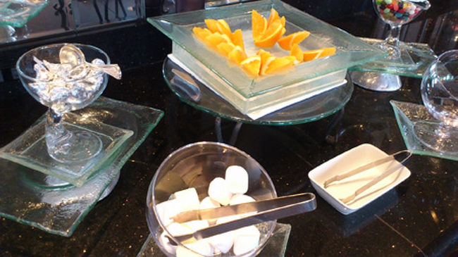 オレンジ、キスチョコ、マシュマロです。