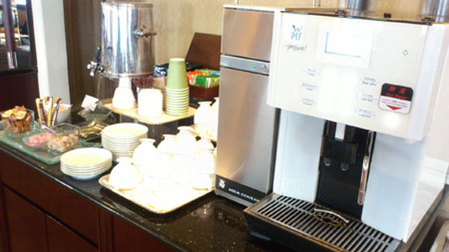 コーヒーはマシーンがありますが、席でお願いすると奥で作ってきてくれます。