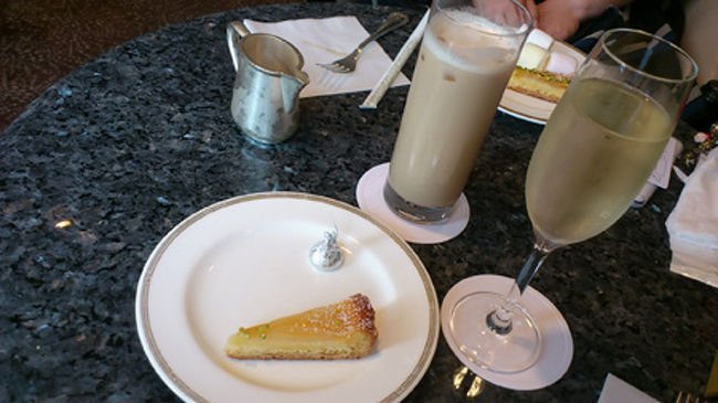 スパークリングと洋ナシのケーキ。Hはカフェオレのアイス。味見いただいたときにはたっぷりとガムシロが入っていて、無理ぽな状態…。<br /><br />スパークリング、飲みやすい辛口でした。<br />ケーキもおいしくて…今度、ケーキ食べに来てもいいなぁ…。