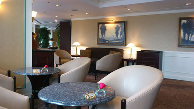 ラウンジの内部。<br />落ち着いた空間です。本当に人がいないということがこんなに嬉しいとは。<br />最近ラウンジを使ったのは、正月のウェスティンですが…出されるもののレベルの低さや、アルコールの種類の少なさ、そして何よりスタッフと席の少なさと補充のなさに驚きを隠せなかったわけですが…雲泥の差です。<br />落ち着いて、ほんの少しずつを楽しみながらいただける…こんな空間が今はありがたいです。