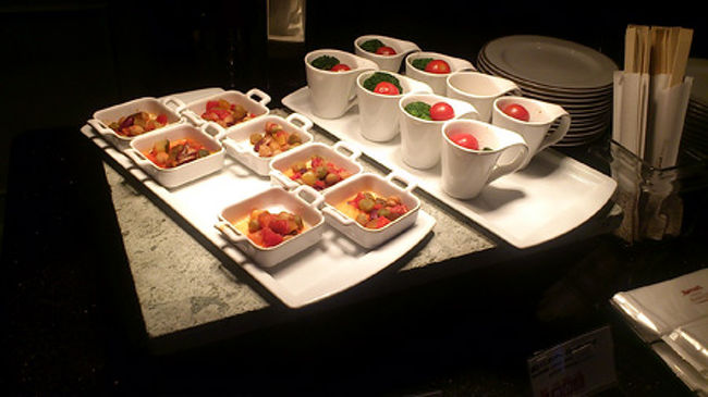 この後ぼんやりと外を見たりしつつ、―度お買い物とお部屋へ。<br />再度ラウンジヘと向かうと、夜のタイムが始まっていました。<br /><br />前菜が可愛く盛り付けられています。<br />うーん…でも…今からご飯だし……とうなりながらも、目は食べたくなる。