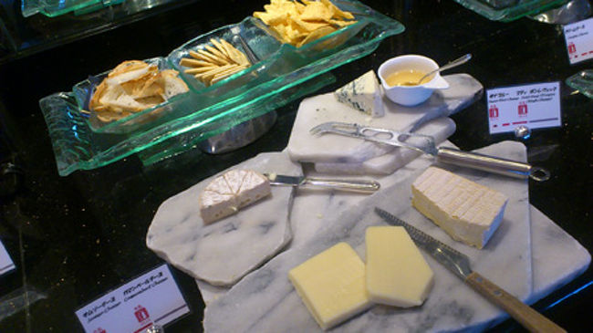 チーズも数種類あり、クラッカーやパンなどの付け合せもあります。