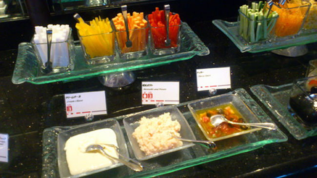 野菜スティックとクリームチーズなど。