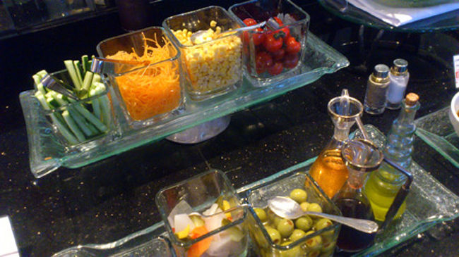 サラダやオリーブになります。