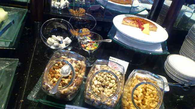 更にこちらはナッツやケーキ。<br />ケーキはチェリーでしたが、この後を考え、我慢。