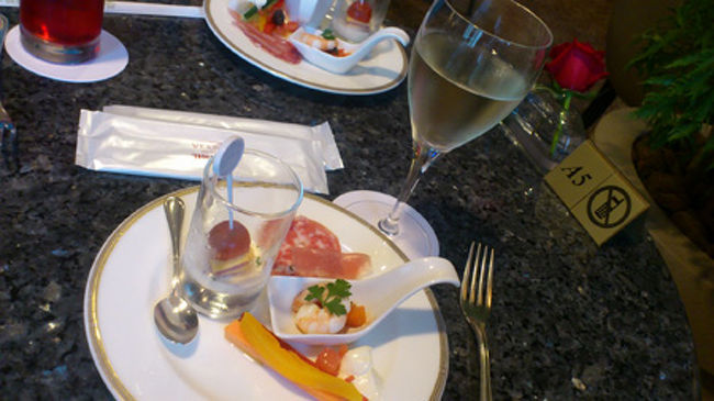 軽くよそってきました。どれもお酒にあいます。<br />チリ産のワインと共に…