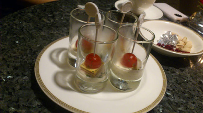 ほろ酔いのまま、ラウンジヘと戻り、締めのお酒をいただきましようということに（飲んだくれ）<br /><br />ピスタチオやドライフルーツを取ってくると、すぐにスタッフの方が……前菜を持ってきてくださいましたー！！<br />ワイン会に行く前に、「これおいしいですね！！でも22時にはないんですよね…」とお話していたのですが…何と…来るか来ないか分からない私たちのために残しておいてくれたんです！これにはさすがにびっくり。<br /><br />ま…ま一じでーすか一！！！！<br /><br />すごい…すごいサービス……だと思うのだけど…。<br />しかもやっぱりおいしいし…。