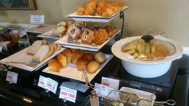 さて…そして朝食です。<br /><br />パンの種類の多さににやり。パンケーキもふわふわｖ