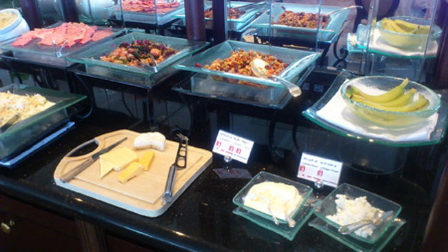 チーズや前菜ぽいもの。