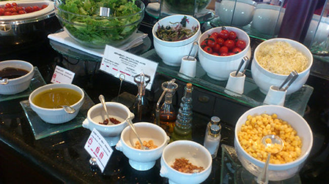 サラダ<br />サラダは、ドレッシングの他にフルーツビネガーやオリーブオイルがありました。バルサミコがあったら更にテンションあがったかも！