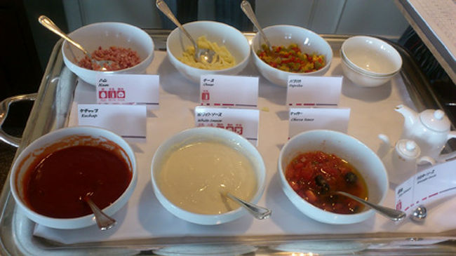 卵は、オムレツか目玉焼きを作ってくれます。<br />初めてみたのは…ホワイトソースのクリームかなー。でもオススメがオリーブオイルにケッパーやオリーブが入ったものだったので、そちらでお願いしました。