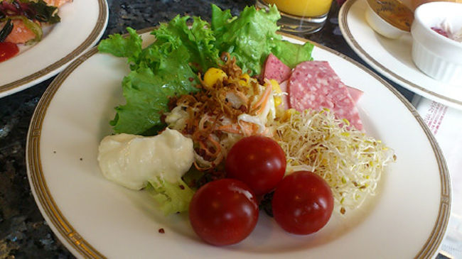 サラダ！！<br />フルーツビネガーとオリーブオイル、そして胡楸でいただきました。