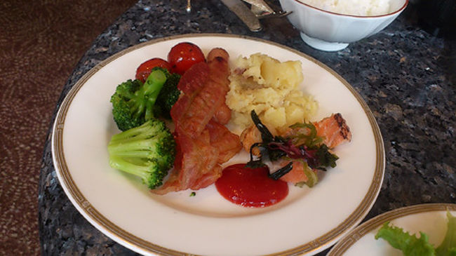 こちらはおかずのプレート。<br />ジャーマンポテト美味です。