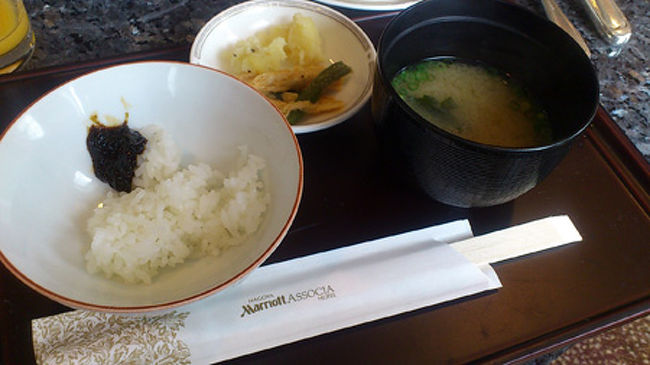 で、パンを一つに抑えた理由はこちら……<br />ご飯とお味噌汁です。どうしてもいただきたかったの…。