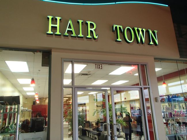 明日帰国したら床屋に行く予定にしていたＫちゃん<br />自宅に戻ってから時間を有効に使いたいからって事で、ＧＰＯの中にある美容室『ＨＡＩＲ　ＴＯＷＮ』でカットすることに<br /><br />メンズ　＄１８