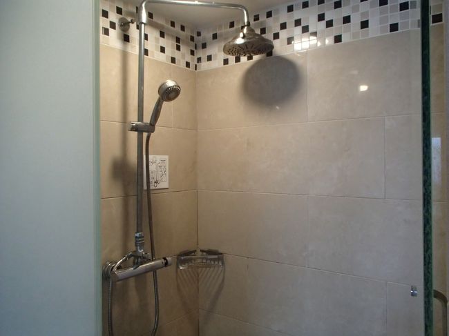 シャワーコーナーの扉がちゃんと閉まらず、外に水が流れ出てしまうので、気を使いながらシャワーって嫌ね。設計ミス？？？