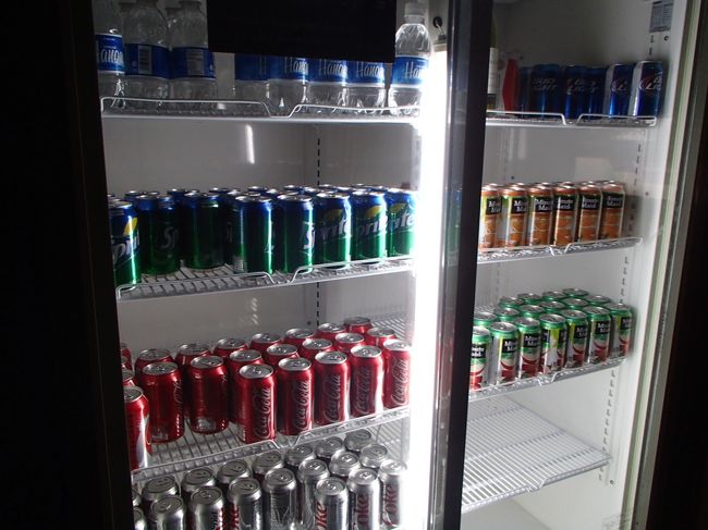 ソフトドリンクは冷蔵庫中から<br />