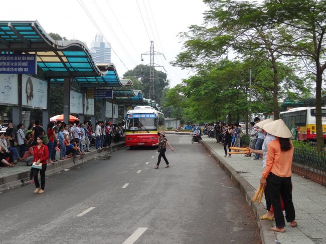 ホテルからタクシーでロンビエン・バスターミナルで行きました。<br />ホテルのフロントで｢この人は47番のバスでバッチャン村に行きます。サポートしてください｣と紙に書いてくれました。ベトナムのホテルのフロントは親切です。