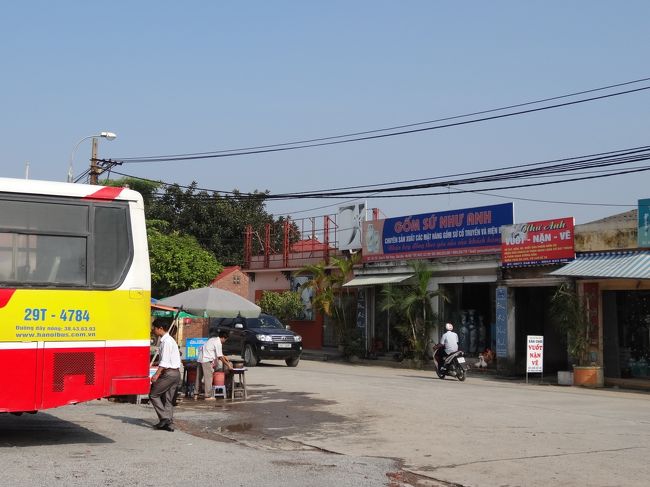 終点のバス停を降り、写真の中のオートバイが走ってゆく方向に進みました。