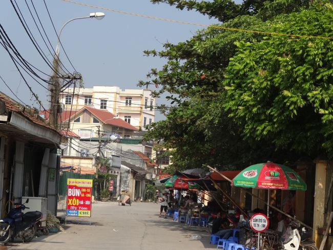 右側に屋台の並ぶ道を進みました。