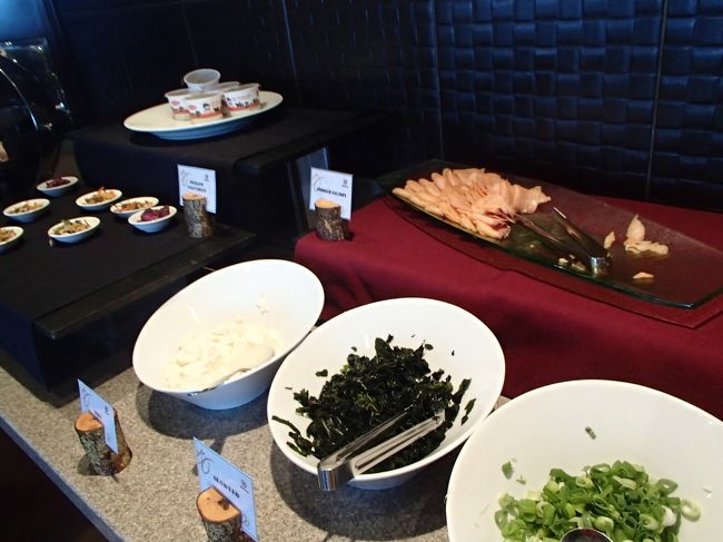 では、ラウンジにて朝食を食べることに！<br /><br />ん・・・<br />カクテルタイムもショボかったけど、<br />朝食もショボ・・・