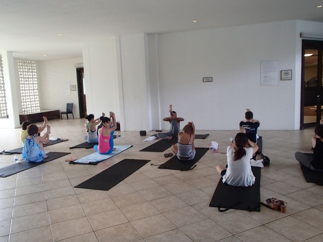 ホテルのアクテビティの『ヨガ』が開催中<br />私も時間があったらやりたかったなぁ〜<br /><br />※男性のイントラ