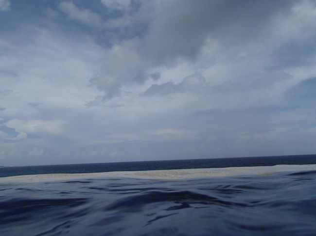 インフィニティプール<br />この曇り空じゃなかったら最高なんだけどなぁ〜。<br />時々晴れ間有り！