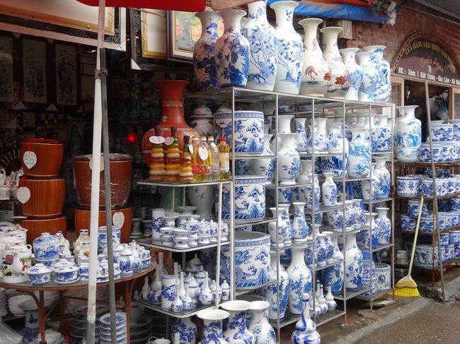 陶器市場には、陶器店が軒を連ねて並んでいますが、気に入った物が有ったとしても買うのは帰りにしよう、と思いながらサット軽く見ました。