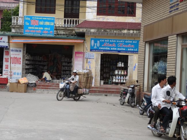 陶器市場から更に50Ｍほど進むと、Ｔ字路がありました。このＴ字路を右に曲がりました。