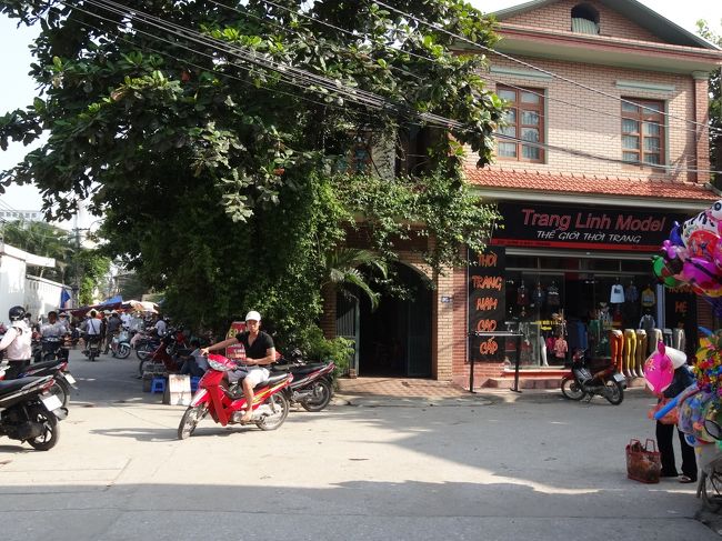 池の先の、この交差点を右に曲がりました。