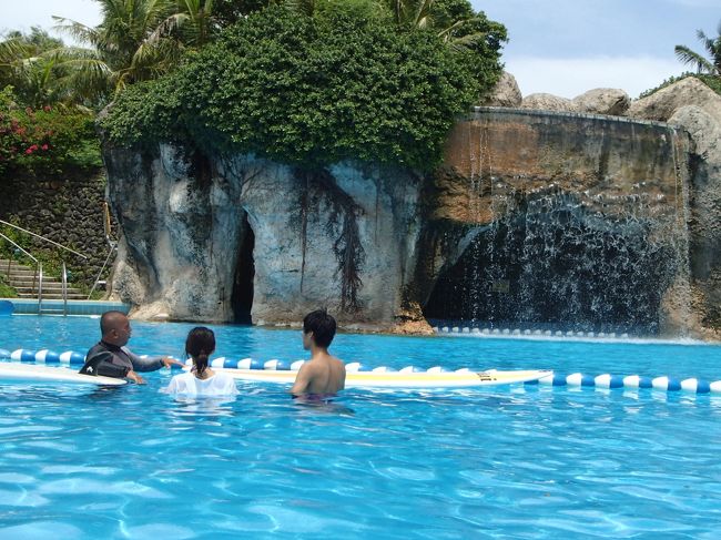 プールにてサーフィンレッスン<br />Ｋちゃんはご無沙汰しているけどサーフィンをするので、参加する予定だったんだけど、プールでレッスンっと聞いて却下