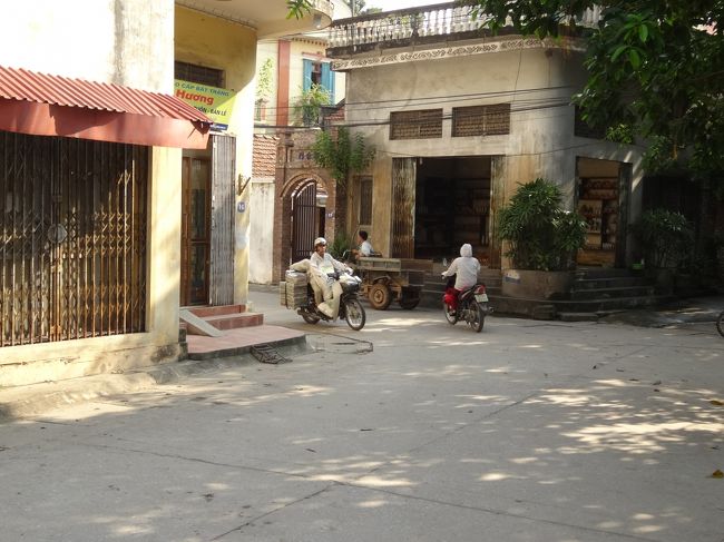 すぐ道なりに左に曲がりました。<br />この先に陶器店がありました。気に入った物を、チェックしながら先に進みました。