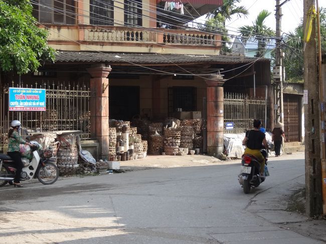 ここも道なりにやや右に曲がりました。この辺りから大きな陶器店が並んでいました。