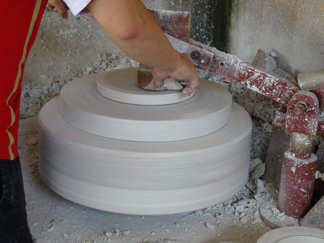 粘土をプレス機に入れて圧縮成型してました。