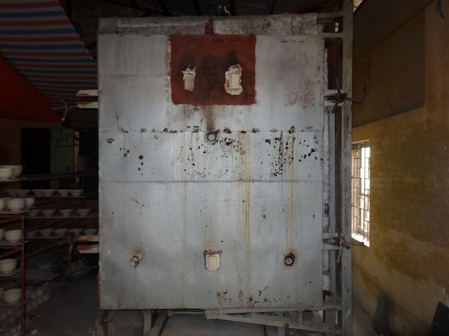 電気炉です。バッチャン村は洪水があるので3階に設置してありました。