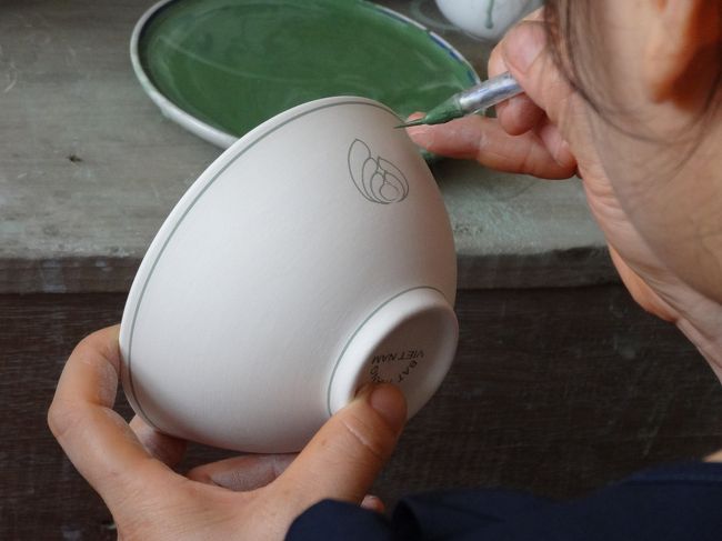 上級者が花の輪郭など主要な部分を画いていました。