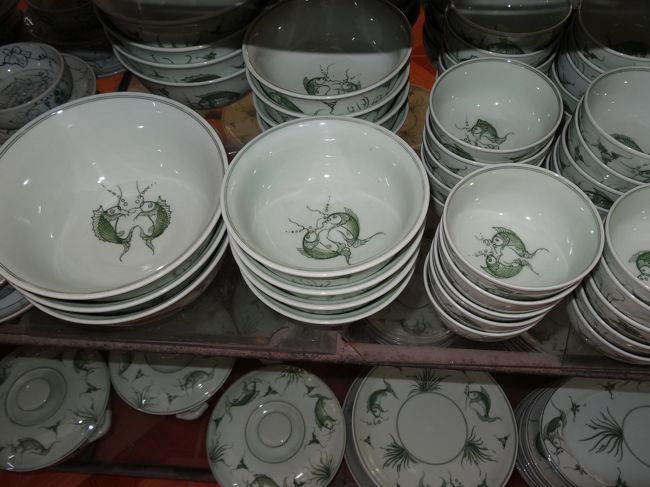 10年前に買った丼に比べると水草が省略されていました。