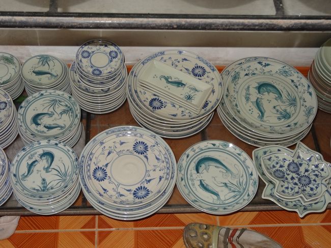 社長が工房の工程を詳しく説明し案内してくれたので、お礼の気持ちで少しばかり小皿を買ってきました。あの人たちが一筆一筆画いた絵柄だと思うと、何とも言えない美味しいお皿です。